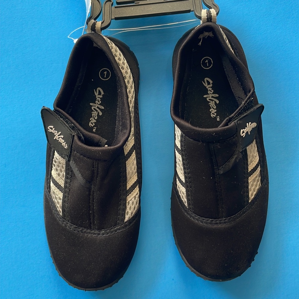 NWT Boys’ size 1 Water Shoes